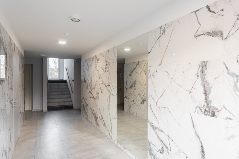 Prodej nadstandardního bytu 3+kk, pracovna/šatna s oknem, terasa, garážové stání