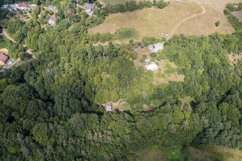 prodej velkého pozemku v Jílovém u Prahy