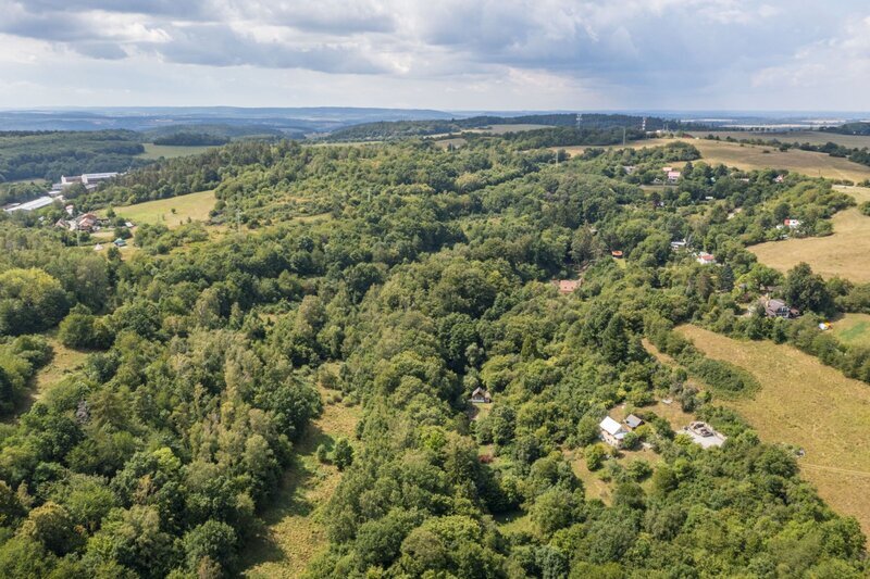prodej velkého pozemku v Jílovém u Prahy