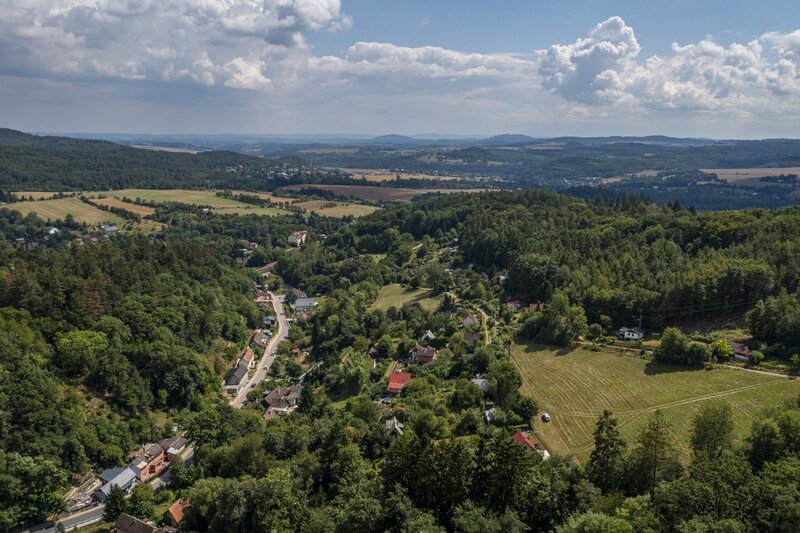 prodej velkého pozemku v Jílovém u Prahy