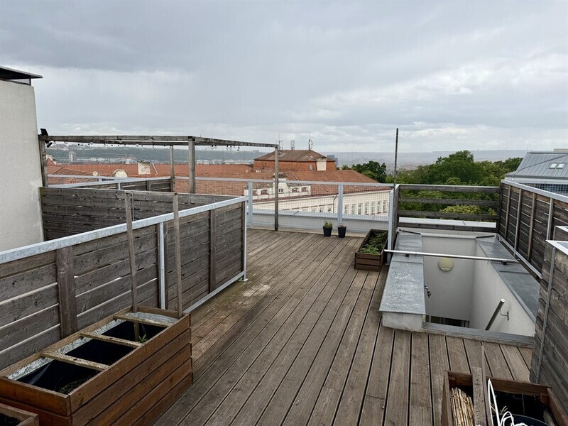 Pronájem moderního bytu 2+kk s vlastní střešní terasou 35 m² a nádhernými výhledy