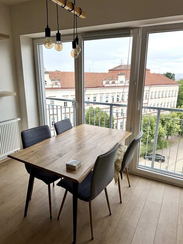 Pronájem moderního bytu 2+kk s vlastní střešní terasou 35 m² a nádhernými výhledy