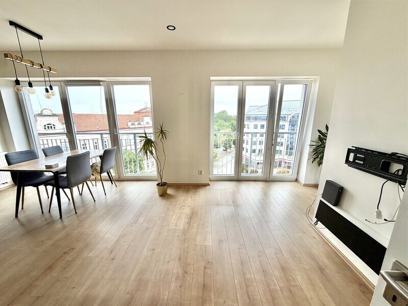 Pronájem moderního bytu 2+kk s vlastní střešní terasou 35 m² a nádhernými výhledy